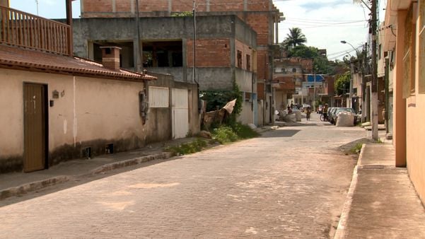 Montador de telhados é morto durante tiroteio no bairro Ulisses Guimarães, em Vila Velha, ES . Crédito:  Fernando Estevão/ TV Gazeta