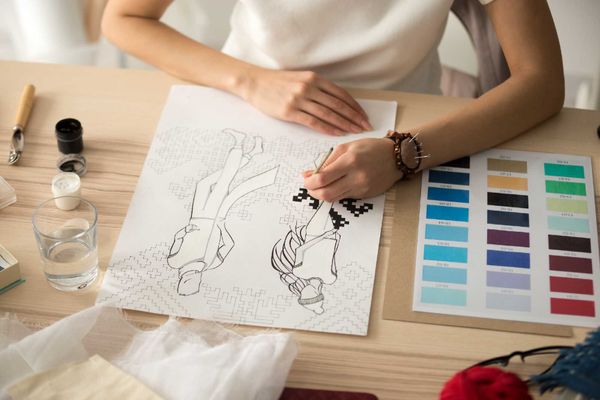 Uma das opções é trabalhar a concepção e produção voltadas para o ramo da moda. Crédito: Freepik