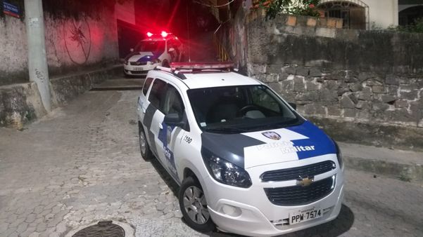 Viaturas da Polícia Militar estavam paradas na entrada do Morro da Piedade na noite desta segunda-feira (3). Crédito: Kaique Dias