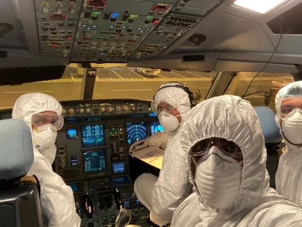 Tripulantes de voos usam roupa especial de proteção contra o coronavírus por Divulgação