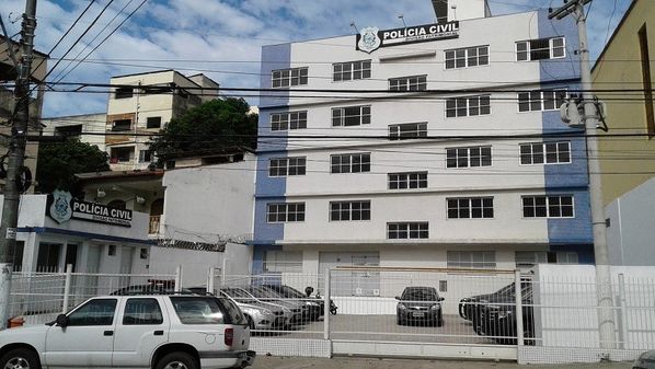 A Polícia Civil informou que dois homens de 32 anos foram presos . Três meninas menores de idade estavam no local no momento da prisão
