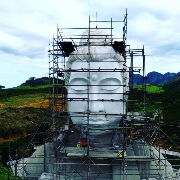 A construção do segundo maior Buda do mundo. Crédito: Facebook
