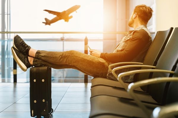 Empresas aéreas cobram para despachar bagagem. Crédito: Jan Vašek/Pixabay