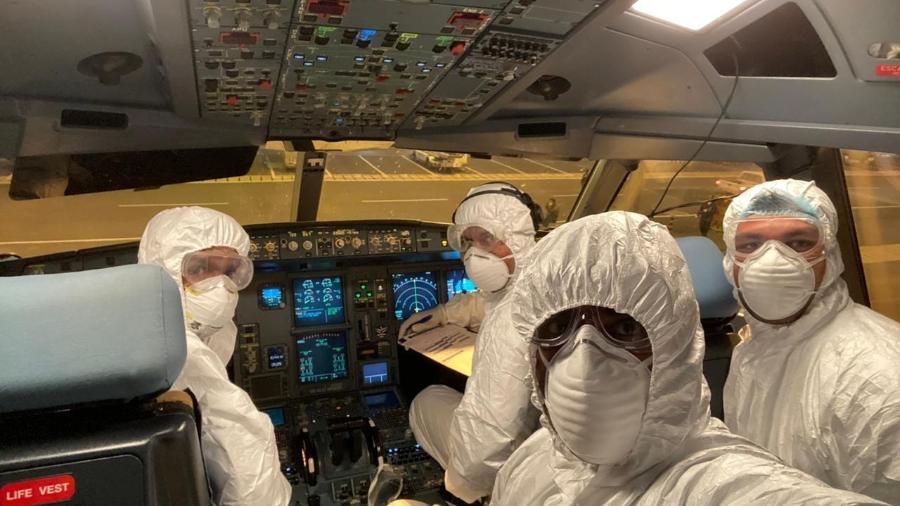 Tripulantes de voos usam roupa especial de proteção contra o coronavírus