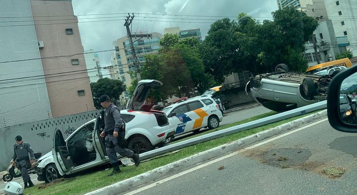 Com a colisão, os dois veículos foram parar no canteiro central da pista