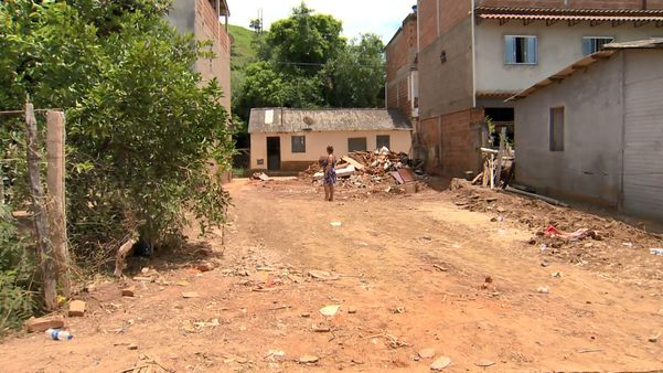 Após 40 anos morando no mesmo lugar, moradora mostra casa destruída, no ES por Rafael Zambe | TV Gazeta