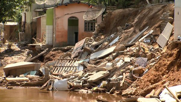 Casas são interditadas ao longo do Rio Novo, em Vargem Alta por Rafael Zambe | TV Gazeta