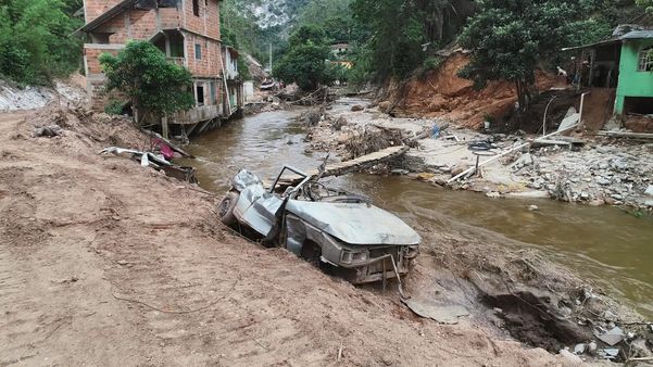 Destruição ao longo do Rio Novo, em Vargem Alta por Rafael Zambe | TV Gazeta