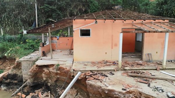 Durante enxurrada, mais de 600 casas foram destruídas por Rafael Zambe | TV Gazeta