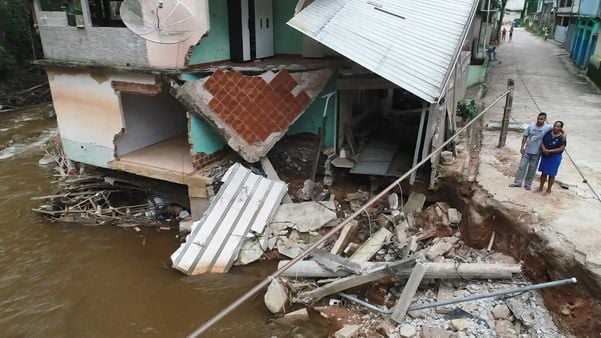 Família teve casa destruída durante enchente em Vargem Alta por Rafael Zambe | TV Gazeta