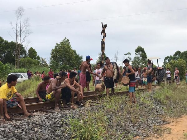 Indígenas fecham parte da Estrada de Ferro da Vale, em Aracruz | A Gazeta