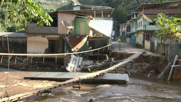 Mais de 600 casas e 220 pontes foram destruídas após chuva no ES  por Rafael Zambe | TV Gazeta