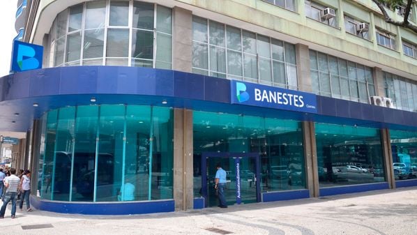 Incidente aconteceu na Agência Central do Banestes, na tarde desta quarta-feira (28); suspeito, de 63 anos, já tinha um mandado de prisão em aberto por tráfico de drogas