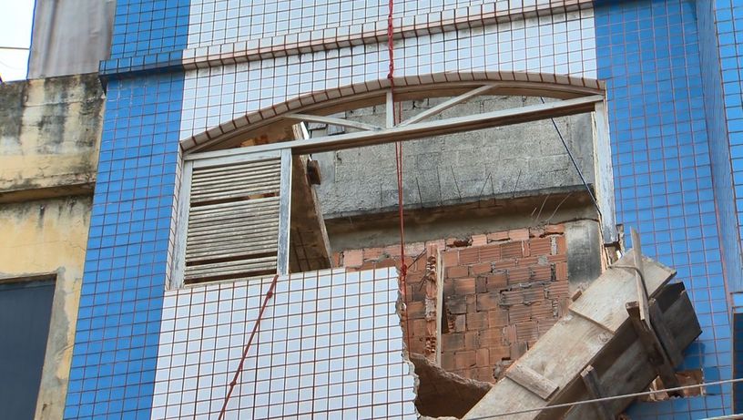 Estrutura de prédio é amarrada por cordas após laje cair