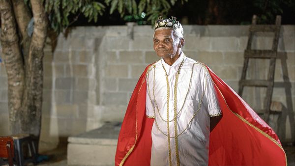 Seu João Miguel usa até coroa e manto, homenagem a um dos mestres folclóricos
mais idosos do Estado.