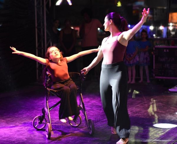 Mônica Pitanga se apresentou em um espetáculo de dança inclusiva com Luísa, de 16 anos, que é cadeirante. Crédito: Reprodução