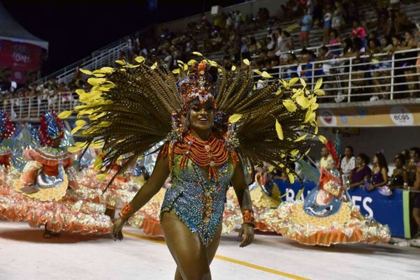 Muitas cores, plumas e brilho no desfile da Chega Mais. Crédito: Arquivo AG