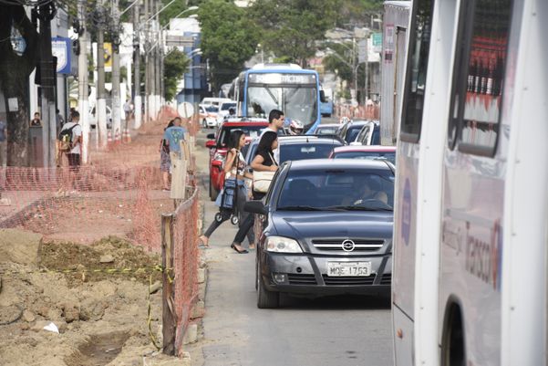 Obras na Avenida Vitória congestionam o trânsito na capital . Crédito: Carlos Alberto Silva
