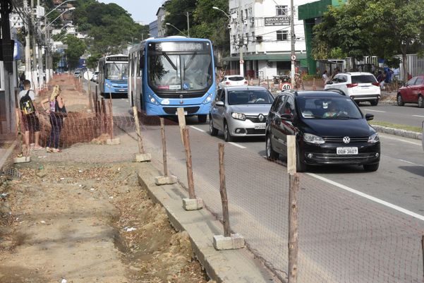 Obras na Avenida Vitória congestionam o trânsito na capital . Crédito: Carlos Alberto Silva