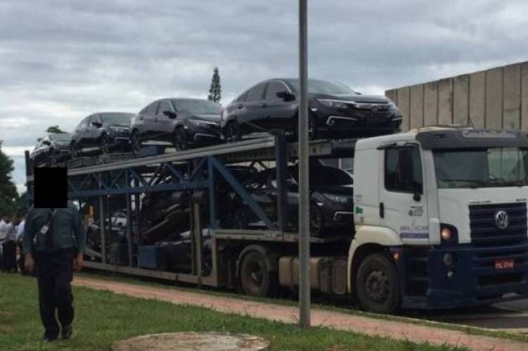 Recentemente, novos veículos oficiais de R$ 100 mil foram adquiridos pelo Palácio do Planalto para serem entregues aos seus antigos ocupantes. Cada ex-presidente tem direito a dois automóveis, com custos bancados pelo contribuinte