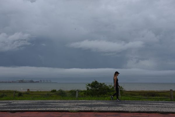 Tempo nublado em Camburi, Vitória.