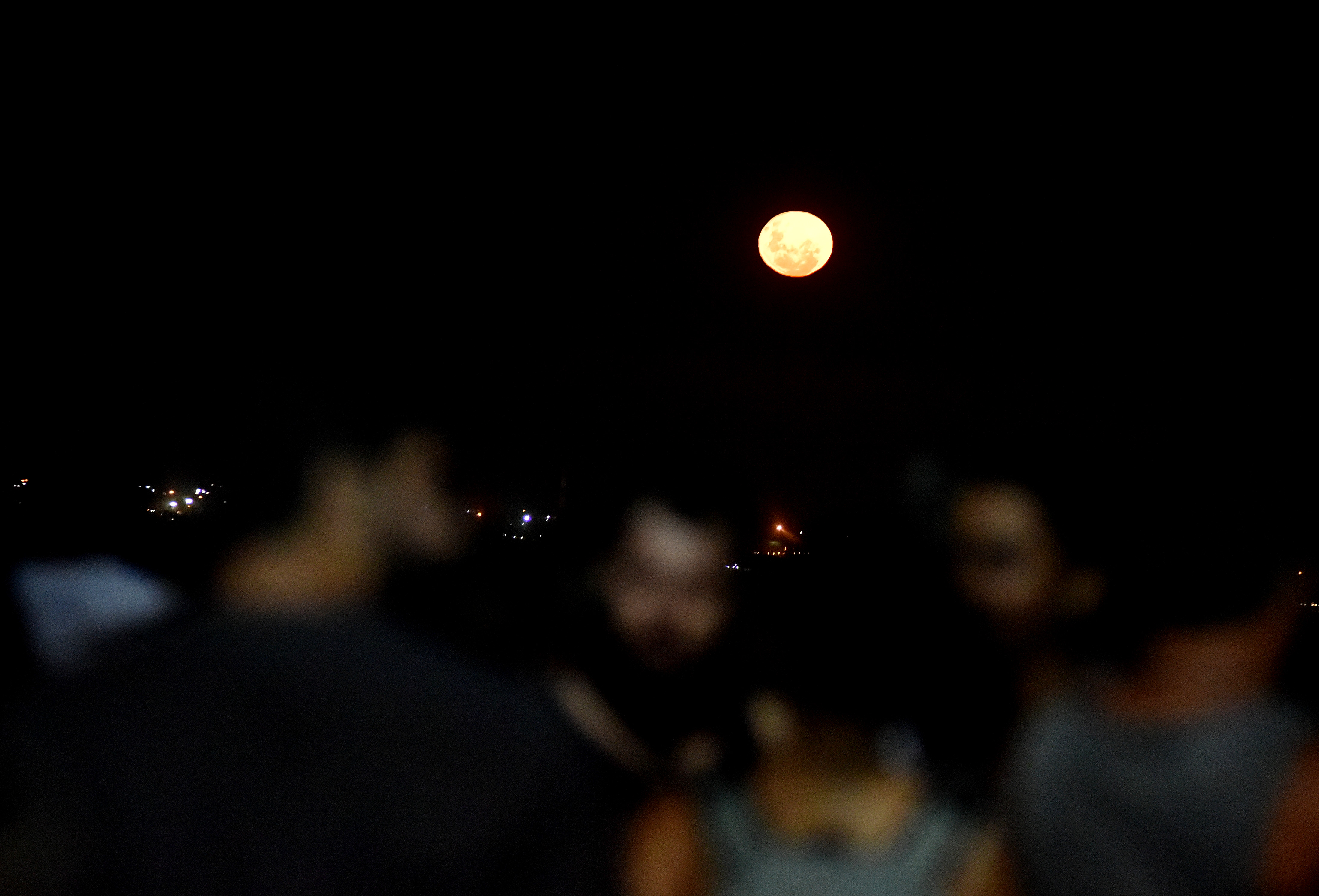Data: 09/02/2020 - ES - Vitória - Superlua vista da Fonte Grande - Editoria: Cidades - Foto: Fernando Madeira - GZ