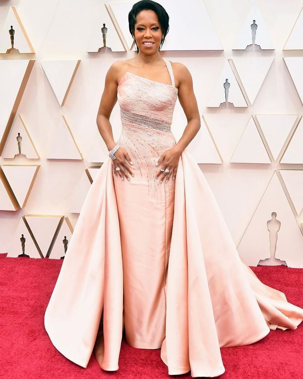 Oscar 2020: a atriz Regina King veste Versace. Crédito: Reprodução/Instagram @topgaynewz