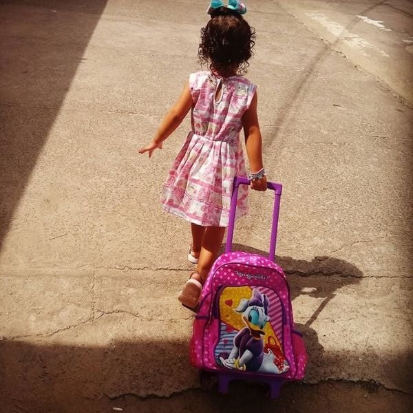 Alice da Silva Almeida, de 3 anos, indo para o primeiro dia de aula em Vila Velha. Crédito: Reprodução / Facebook
