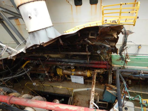 Cenário de destruição foi encontrado no interior do navio-plataforma Cidade de São Mateus. Crédito: Relatório da ANP | Divulgação