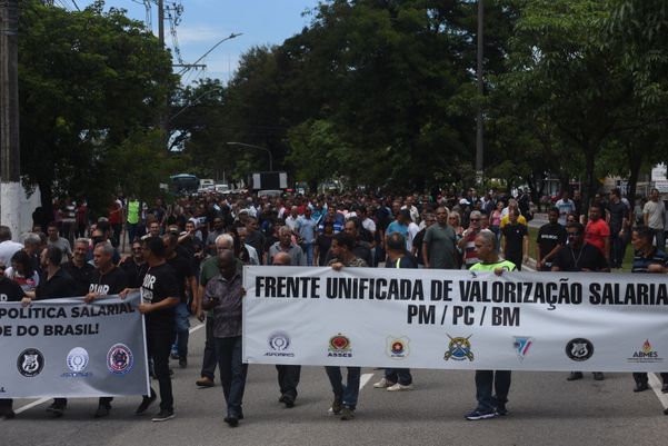Manifestação de policiais civis, militares e bombeiros na tarde desta segunda-feira (10). Crédito: Vitor Jubini