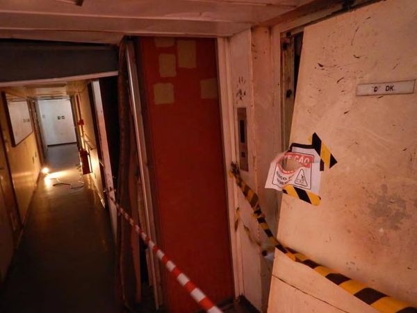 Porta de elevador danificada após a explosão no navio-plataforma Cidade de São Mateus por Relatório da ANP | Divulgação