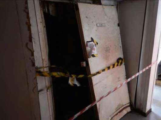 Porta do elevador no nível da praça de máquinas da plataforma Cidade de São Mateus após a explosão por Relatório da ANP/Divulgação