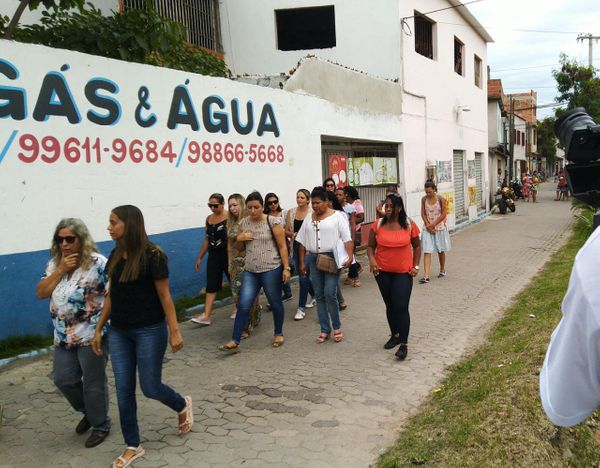 Professores da escola onde Alice estudava foram à casa da menina na manhã desta segunda-feira (10). Crédito: Caique Verli