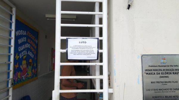 Professores do colégio onde Alice estudava fixaram uma mensagem de luto e suspensão das aulas nesta manhã. Crédito: Caique Verli