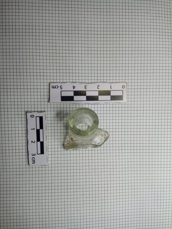 Entre os fragmentos, pequenos pedaços de vidro também foram encontrado. Crédito: Divulgação/Iema