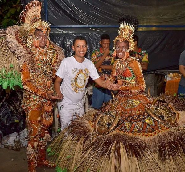 Conheça o pique de Romeletti, estilista de carnaval que joga nas 11