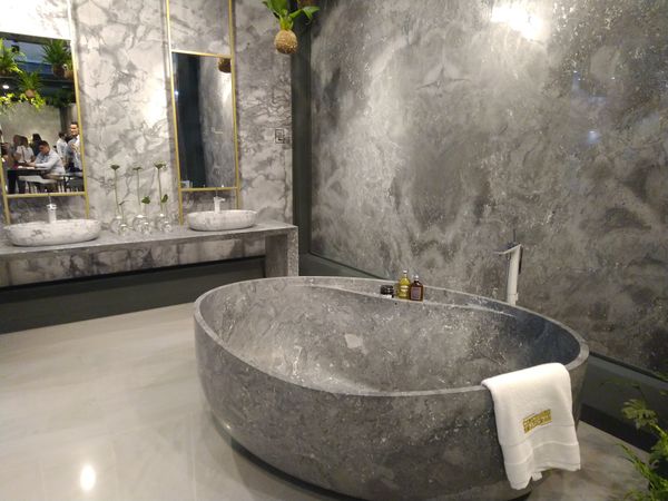 Vitória Stone Fair 2020:  Banheira feira com mármore Donatello da Corcovado por Siumara Gonçalves