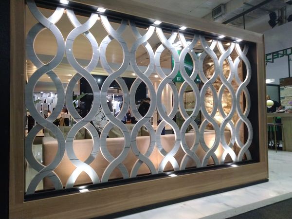 Vitória Stone Fair 2020: pedras da Amagran cortadas com jatos d'água por Siumara Gonçalves