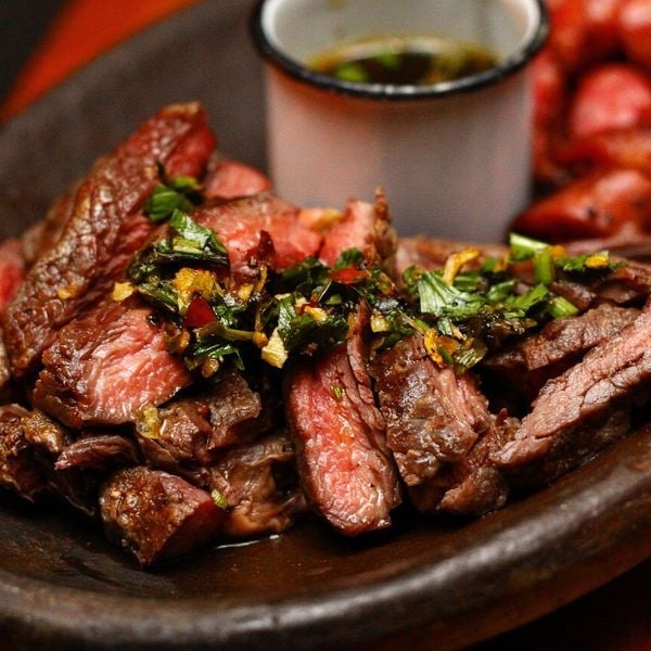 "As carnes devem ser variadas, com opções para diferentes paladares". Crédito: Alcides Carnes y Tragos/Instagram