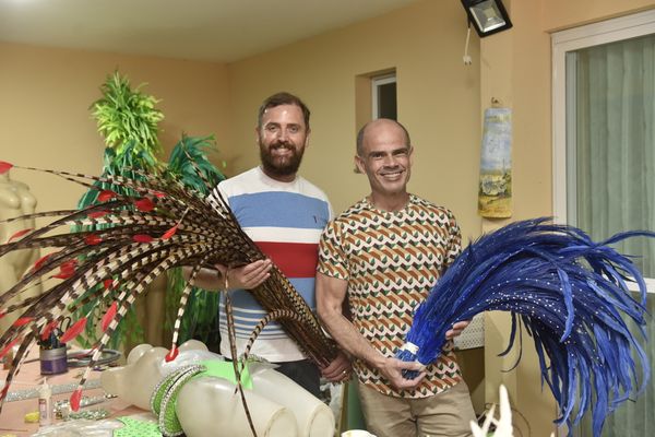 Data: 12/02/2020 - ES - Vila Velha - Laucemir Gonçalves e Weberton Gomes da Silva, que amam carnaval e desfilam todos os anos no Carnaval de Vitória com fantasias luxuosas - Editoria: Revista AG - Foto: Vitor Jubini - GZ. Crédito: Vitor Jubini