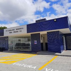 Mulher acabou presa, na manhã do último domingo (13); ela disse que, junto a um comparsa, usou um estilete para danificar fechadura e invadir condomínio