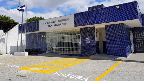 Mulher acabou presa, na manhã do último domingo (13); ela disse que, junto a um comparsa, usou um estilete para danificar fechadura e invadir condomínio