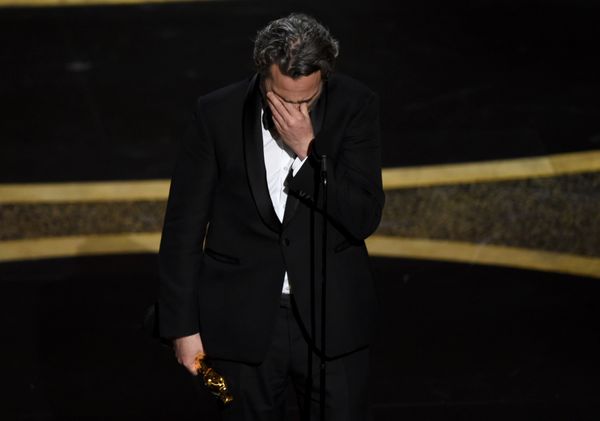 O ator Joaquin Phoenix recebe o prêmio de Melhor Ator por sua atuação em