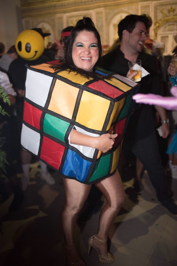 Bárbara Verzola foi ao baile fantasiada de cubo mágico. Crédito: Mônica Zorzanelli