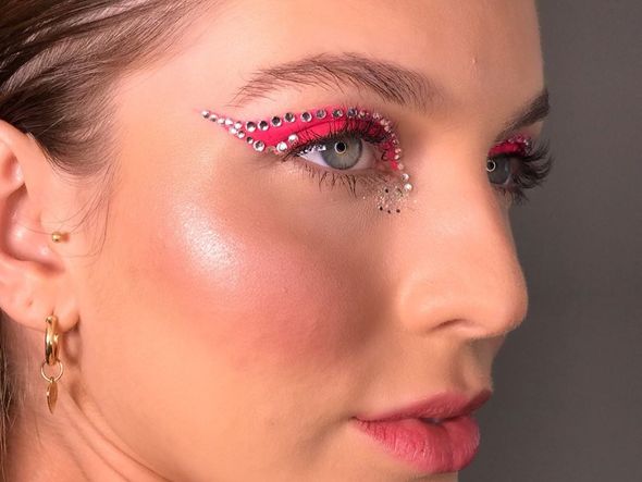 Make de carnaval feita por Poly Lobato por Divulgação