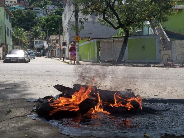 Pessoas colocam fogo em objetos na tentativa de a pista na avenida Marechal Campos por Rafael Silva