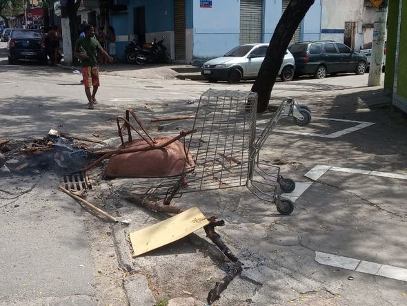 Pessoas colocam fogo em objetos na tentativa de a pista na avenida Marechal Campos por Rafael Silva