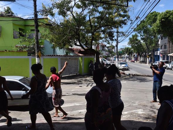 Polícias e moradores na Marechal Campos, Vitória por Vitor Jubini