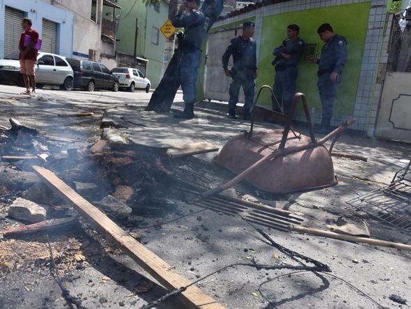Polícias e moradores na Marechal Campos, Vitória por Vitor Jubini