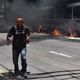 Carro foi incendiado na rua Marins Alvarino, em Itararé